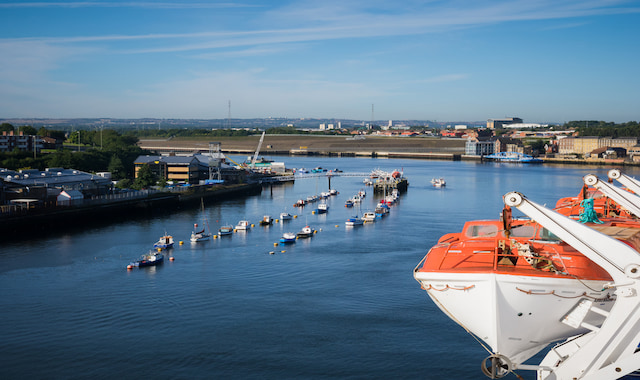 Kleine boten die langs de rivier de Tyne bij de haven van Newcastle in Engeland liggen aangemeerd