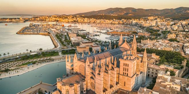 La catedral y el puerto deportivo con barcos en Palma de Mallorca