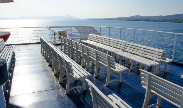 Un traghetto di Grimaldi Lines in navigazione in mare aperto