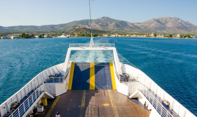 Ponte auto di un traghetto per Tunisi con il mare e le montagne in lontananza 