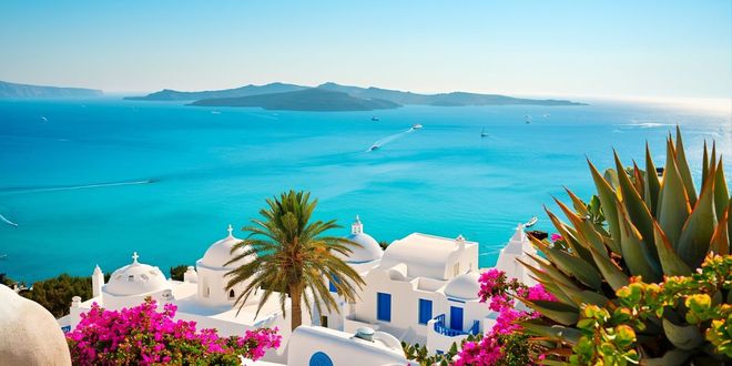 Paesaggio panoramico di Sidi Bou Said, vicino al porto di Tunisi, con le tipiche case bianche e blu