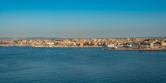 Hafen von Porto Torres und Küste Sardiniens, Italien