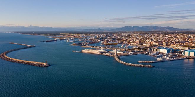 Vista panoramica del porto di Livorno