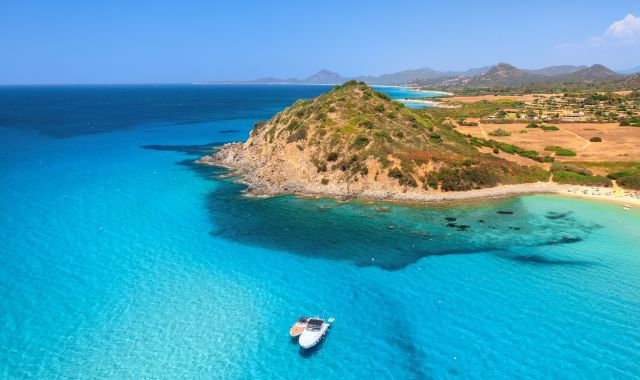 Panorama della costa nord-orientale della Sardegna e delle sue spiaggie dall’alto