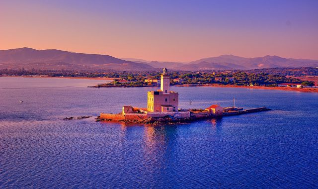 Faro situato all'ingresso del porto di Olbia, in Sardegna, al tramonto