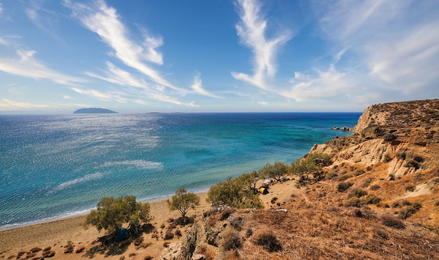 Θέα από λόφο προς την αμμώδη έκταση της παραλίας Ρούκουνας στην Ανάφη