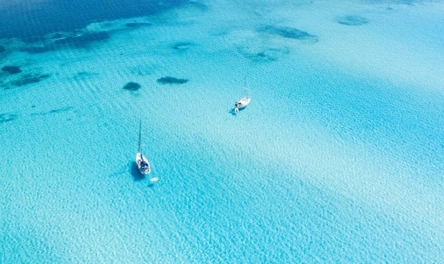 Die türkisfarbene See im Golf von Asinara von oben