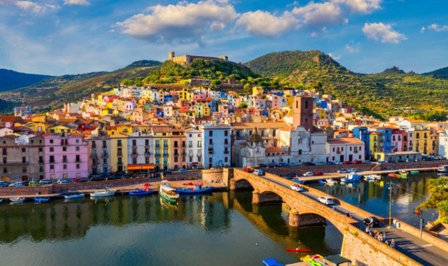 Eine Brücke über den Temo und fabenfrohe Häuser in Bosa, Sardinien