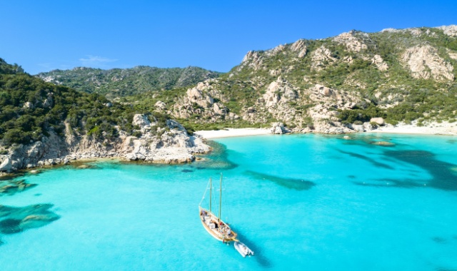 Die Cala Corsara auf dem Eiland Spargi im La-Maddalena-Archipel