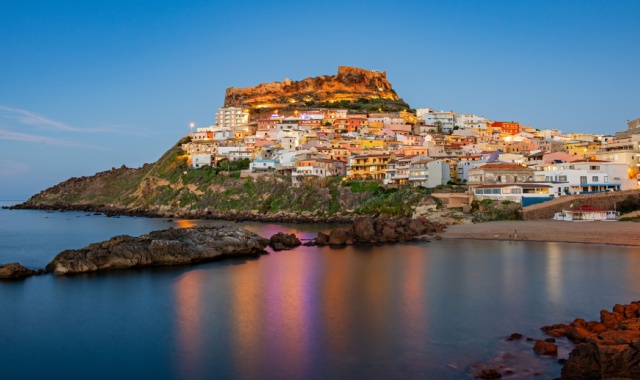Blick auf die Stadt Castelsardo, überragt von der Burg, Nordsardinien