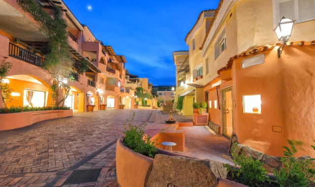 Eine beleuchtete Straße im luxuriösen Ort Porto Cervo, Costa Smeralda, Sardinien