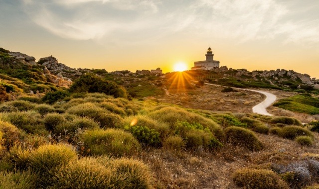 Der Leuchtturm am Capo di Testa bei Sonnenuntergang, Nordsardinien