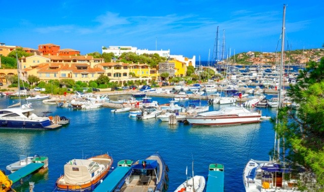 Der kleine Segelhafen in Porto Cervo, Costa Smeralda, Sardinien
