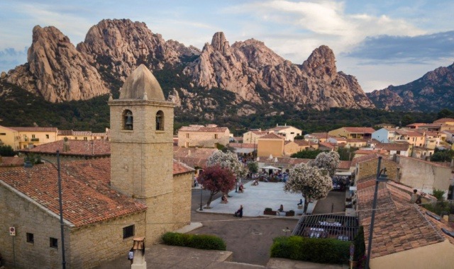 Das Dorf San Pantaleo in der Region Arzachena, Gallura, Sardinien
