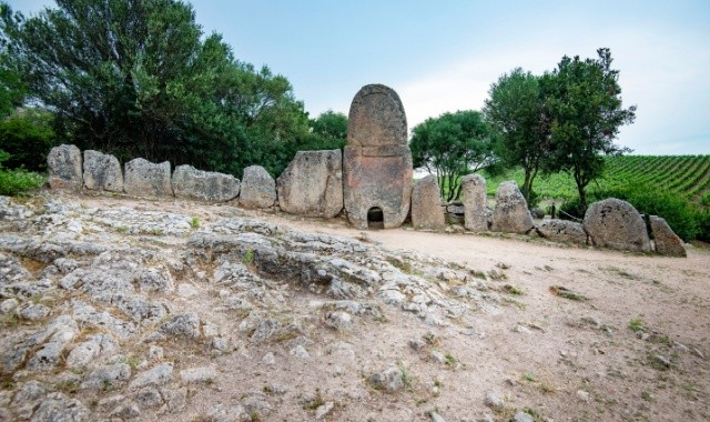 Das Gigantengrab Coddu Vecchiu, Arzachena, Sardinien