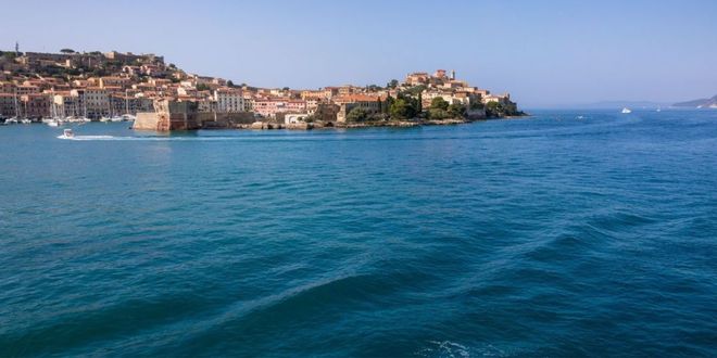 Paesaggio marittimo di Portoferraio, con il centro storico in lontananza