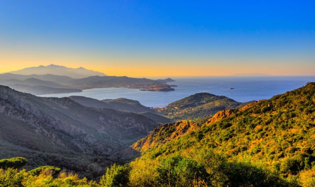 Vista panoramica delle montagne e di Portoferraio al tramonto