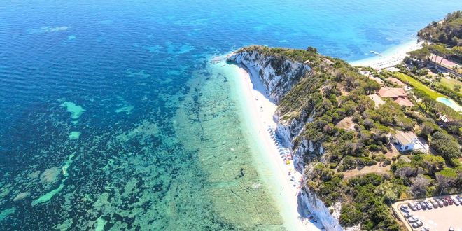 Vista aerea della spaggia di Padulella vicino a Portoferraio sull'Isola d'Elba