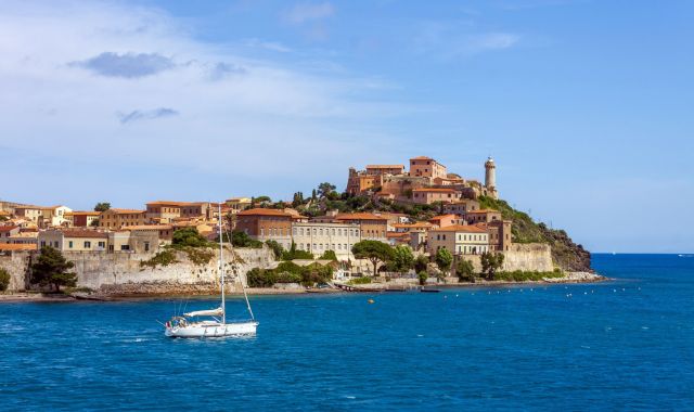 Vista dal mare del centro storico di Portoferraio
