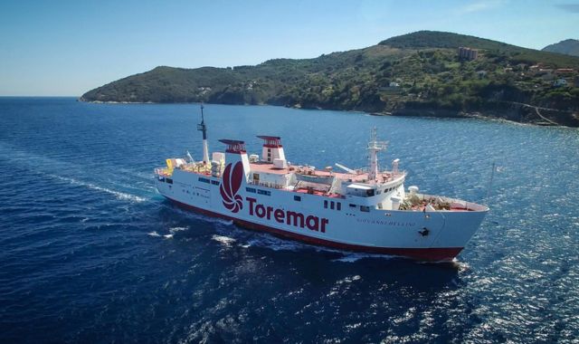 Un traghetto Toremar in navigazione in mare aperto