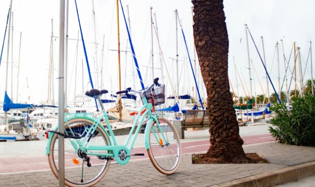 Ein Fahrrad im Segelhafen von Palma de Mallorca, Balearen