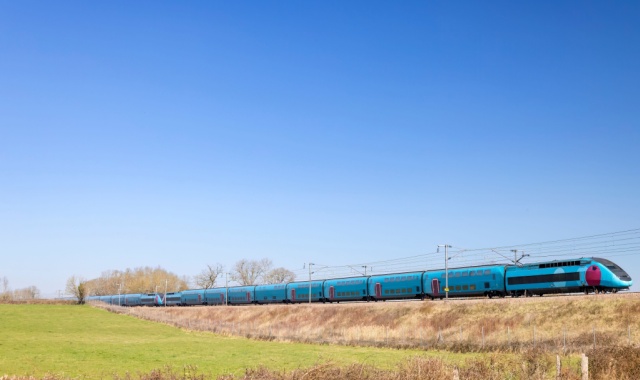 Ein Schnellzug fährt durch eine französische Landregion