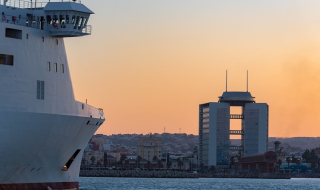 Eine Fähre fährt in den Hafen Melilla ein, Nordafrika