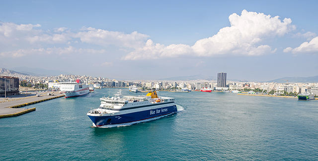 Πλοίο της Blue Star Ferries και άλλα πλοία στο λιμάνι του Πειραιά