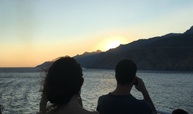 ηλιοβασίλεμα, θάλασσα, ταξιδώτες, ζευγάρι