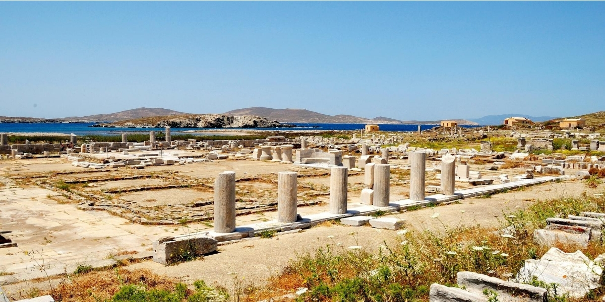 Άποψη του αρχαιολογικού χώρου στη Δήλο και η Μύκονος στο βάθος