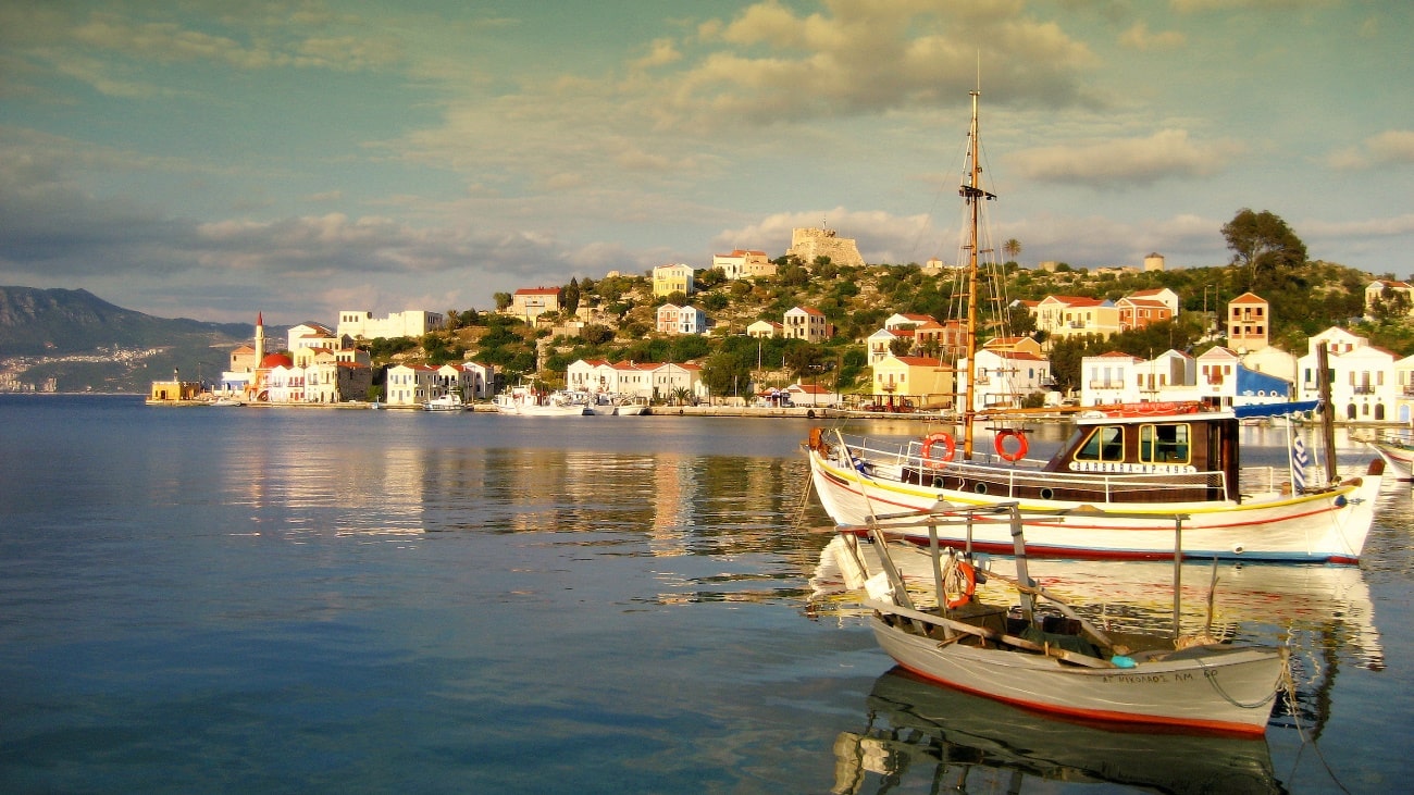 Το λιμάνι στο Καστελλόριζο, βάρκες, η πρωτεύουσα του νησιού, κτίρια