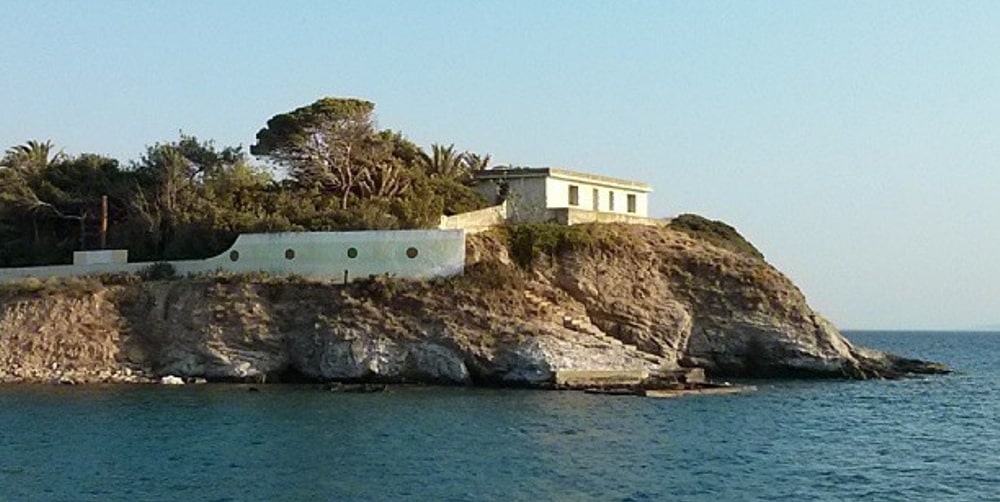 Sea and rocks in Oinousses