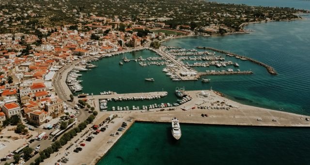 Vegetation and buildings in the port of Aegina