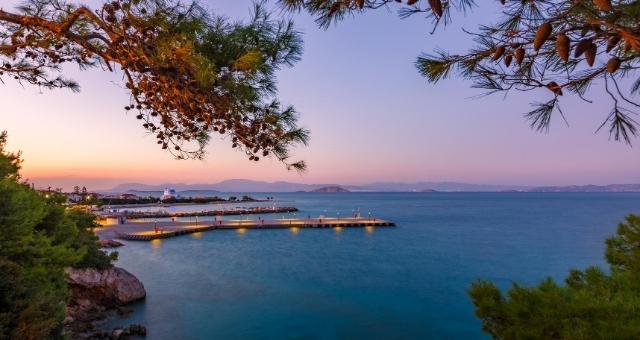 Puesta de sol en el puerto de Skala, en Agistri