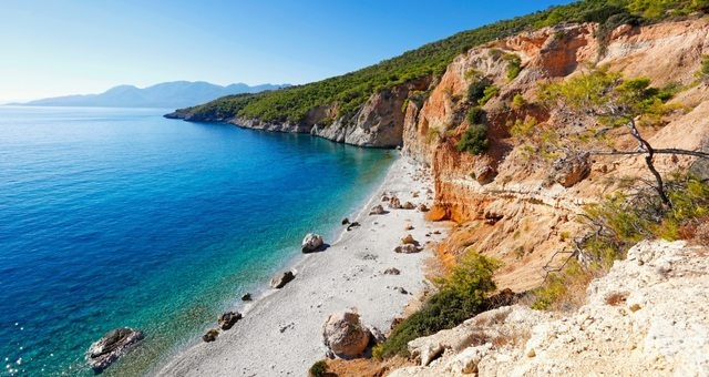 La bellissima spiaggia di Chalkiada ad Agistri