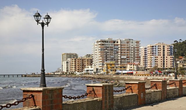 Il lungomare di Durazzo con alcuni edifici sullo sfondo