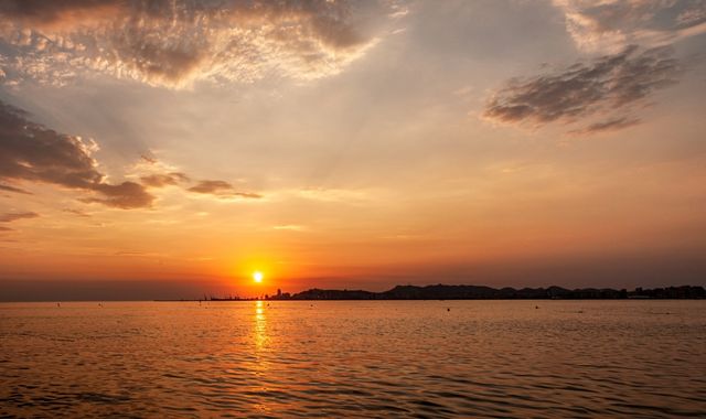 Tramonto sul porto di Durazzo visto dal mare