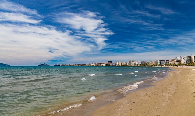 La spiaggia cittadina di Valona durante una giornata ventosa