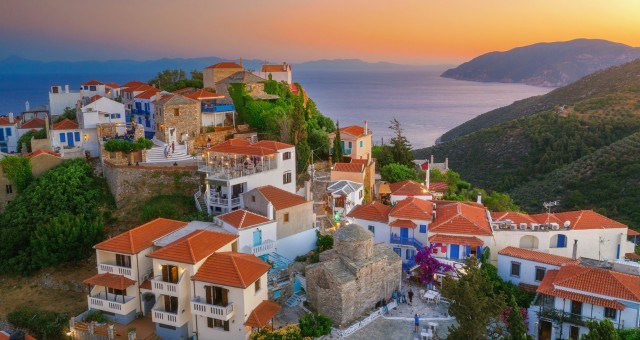 Die Aussicht von Chora auf Alonnisos bei eingehender Nacht