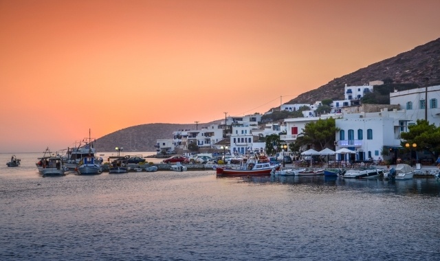 Barcos de pesca no porto de Katapola, em Amorgos