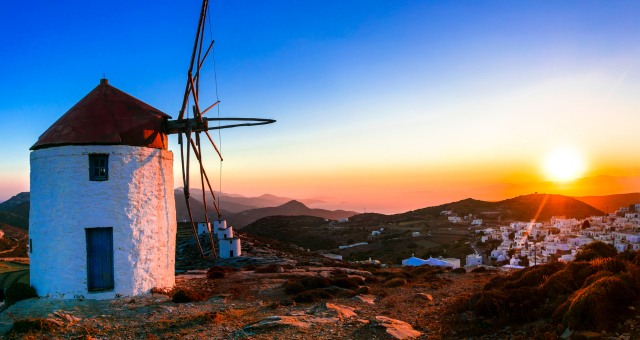 Coucher de soleil sur les reliefs rocheux d'Amorgos