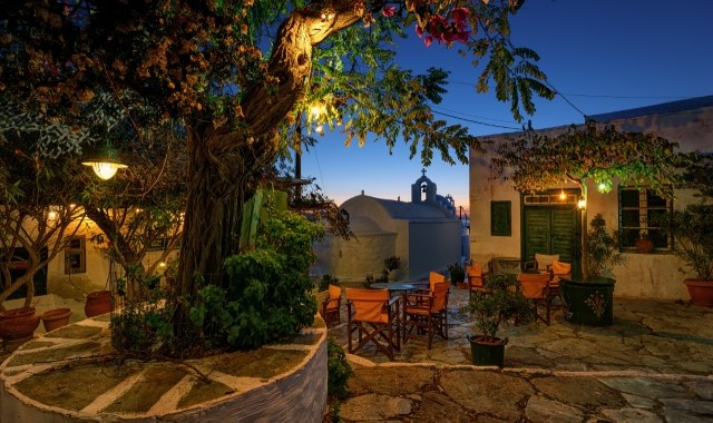 Un café traditionnel d'Amorgos avec une vue sur un coucher de soleil