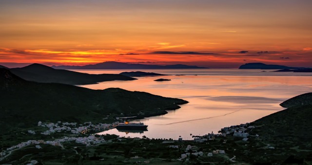 Die Sonnen geht unter über dem Hafen Katapola auf Amorgos