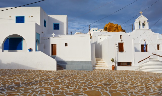 La petite place pavée de l'île d'Anafi