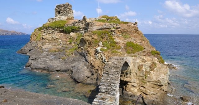 Il castello della Chora di Andro, costruito su una piccola penisola e su un'isoletta