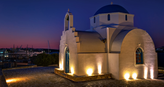 La preciosa capilla de Agia Marina de noche