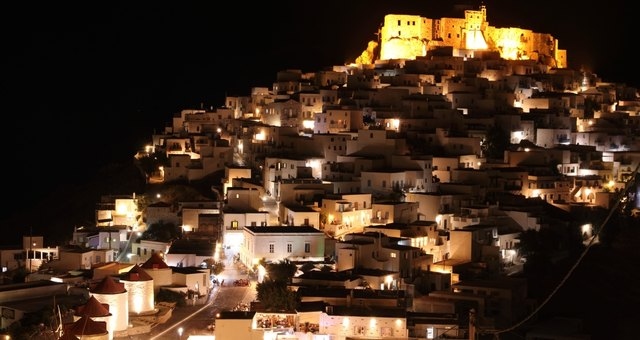 A Chora iluminada e o castelo de Astypalea à noite