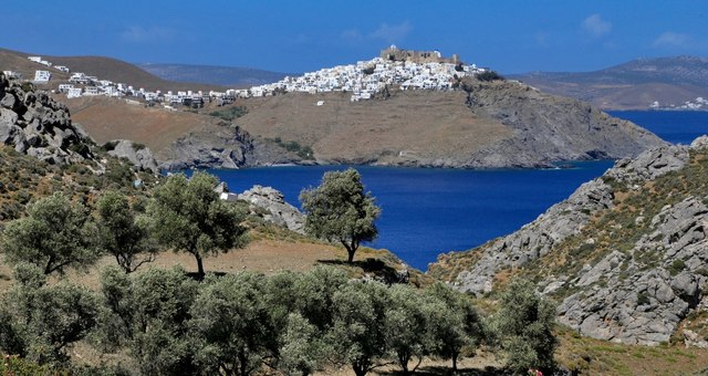 Le colline di Astipalea, con la Chora in sottofondo