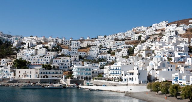 A aldeia e o antigo porto de Pera Gialos, em Astypalea