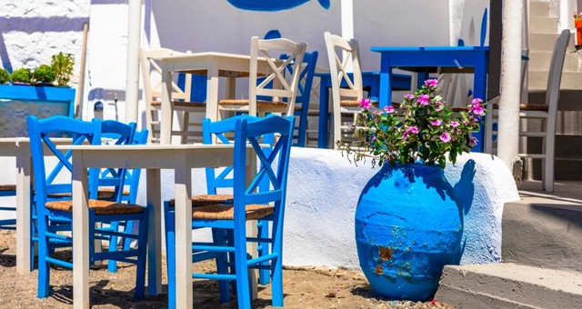 Una taverna con sedie e tavoli bianchi e blu